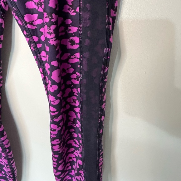 Lululemon Drop it Like It’s Hot Pink and Black Leopard Print Leggings Si… - Picture 5 of 9